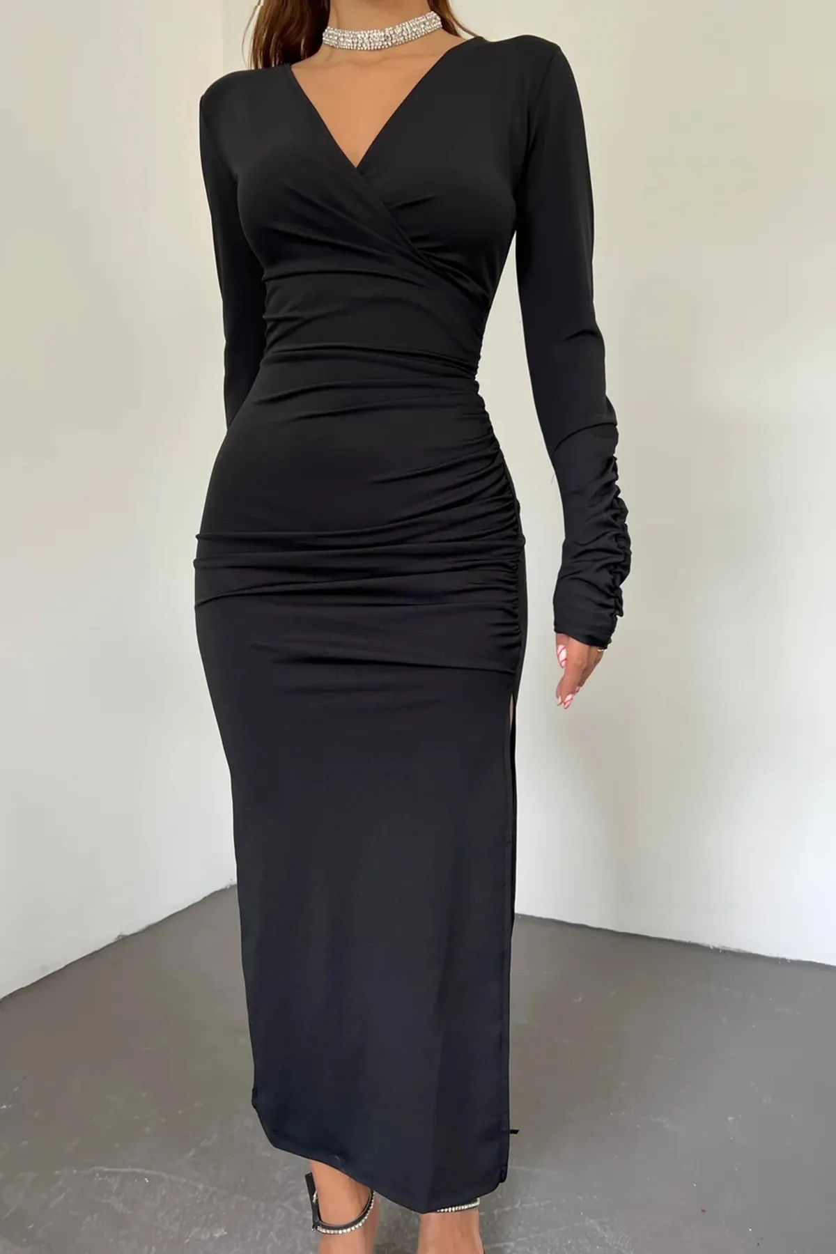 lovebox  Flexibles, tauchertaugliches Stoff-Midi-Abendkleid in Schwarz mit zweireihigem Halsausschnitt, Schlitzdetails, langen Ärmeln und 6031