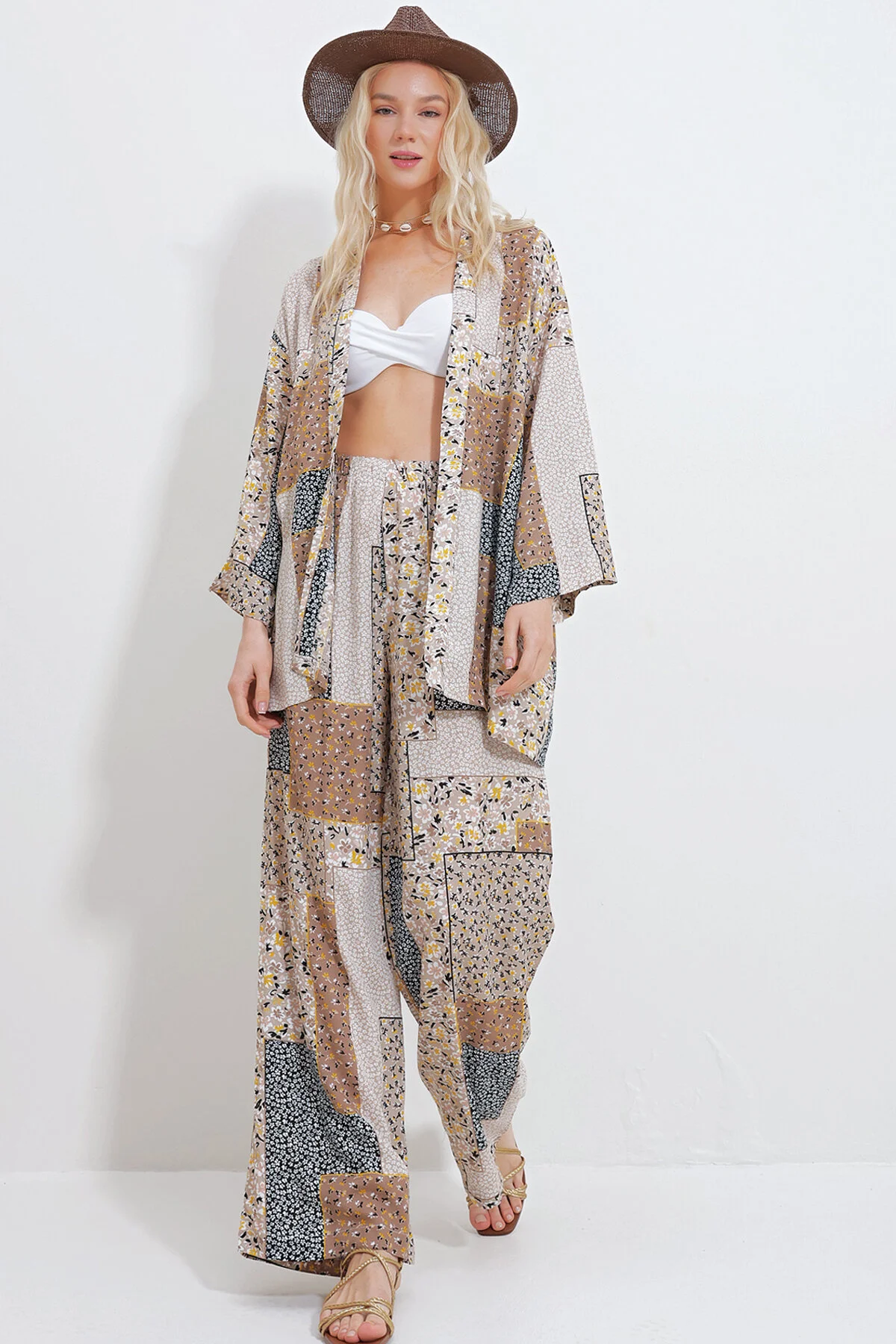 Trend Alaçatı Stili  Set aus beige-schwarzer Kimono-Jacke und Palazzo-Hose für Damen ALC-X11594