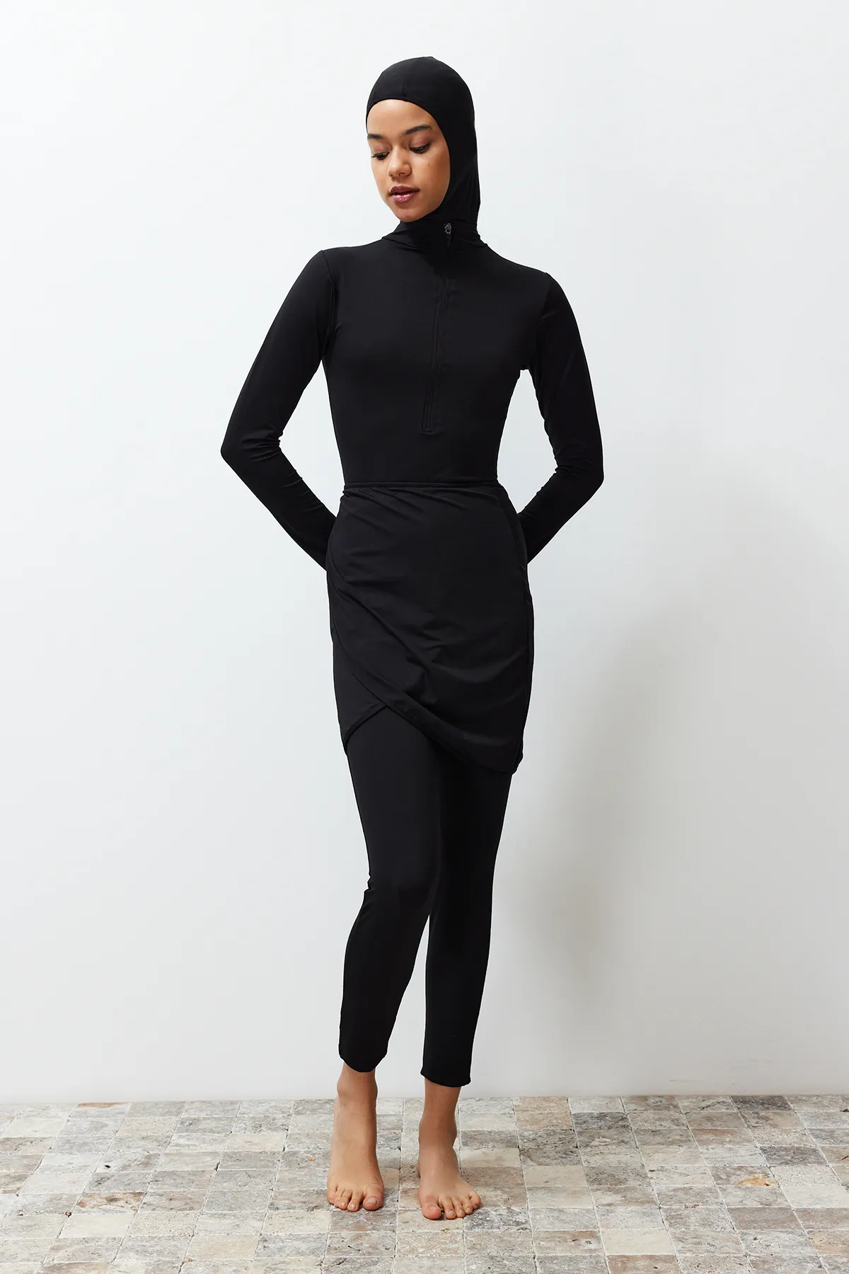 Trendyol Modest  Schwarzes, farbblockiertes Beachwear-Badeanzug-Set mit vollständiger Abdeckung, 4-teilig TCTSS24CF00003