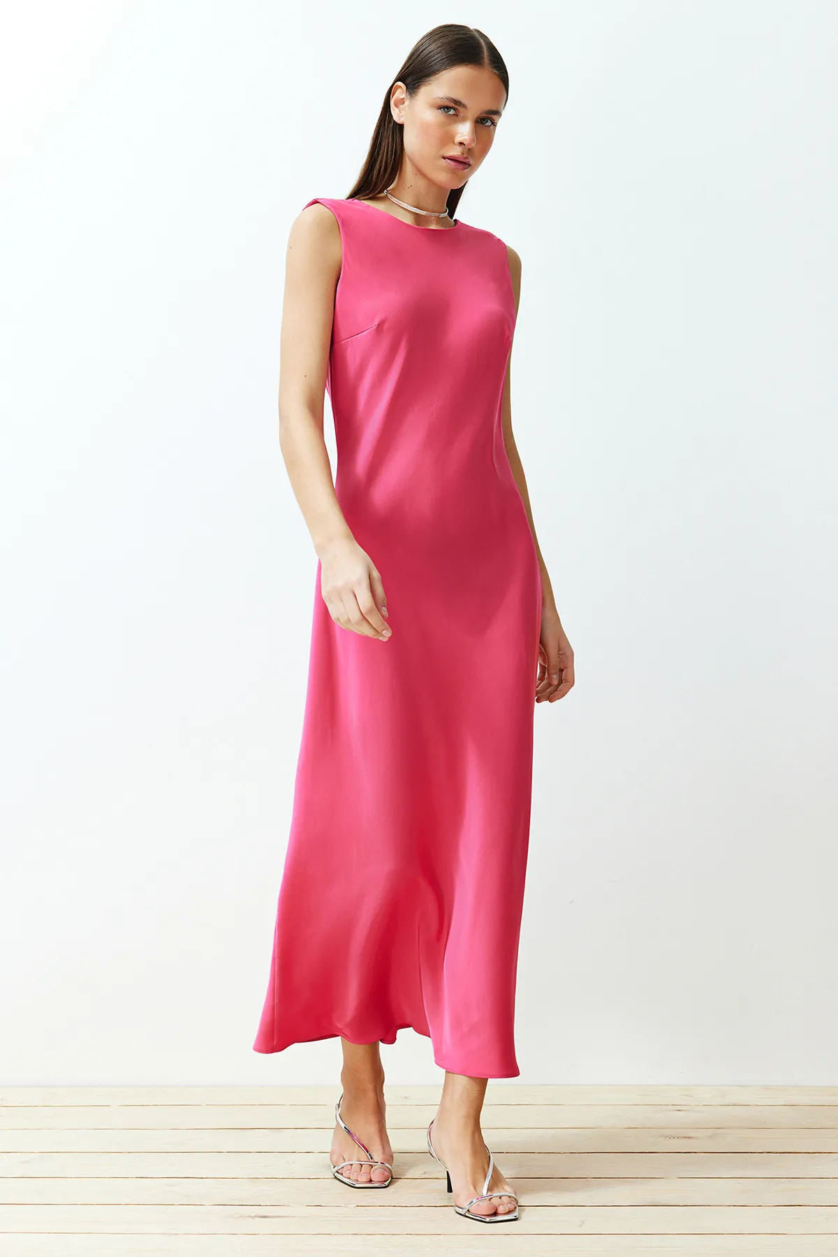 Trendyol Collection  Fuchsia-Rückendetailliertes Maxi-Webkleid aus Satin TWOSS24EL00070