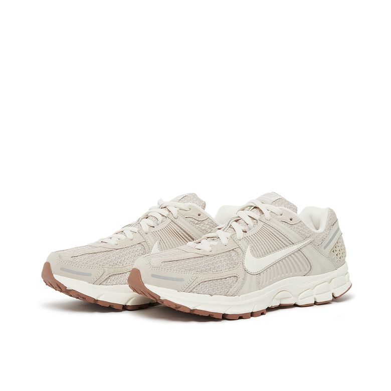 NIKE Wmns Zoom Vomero 5 