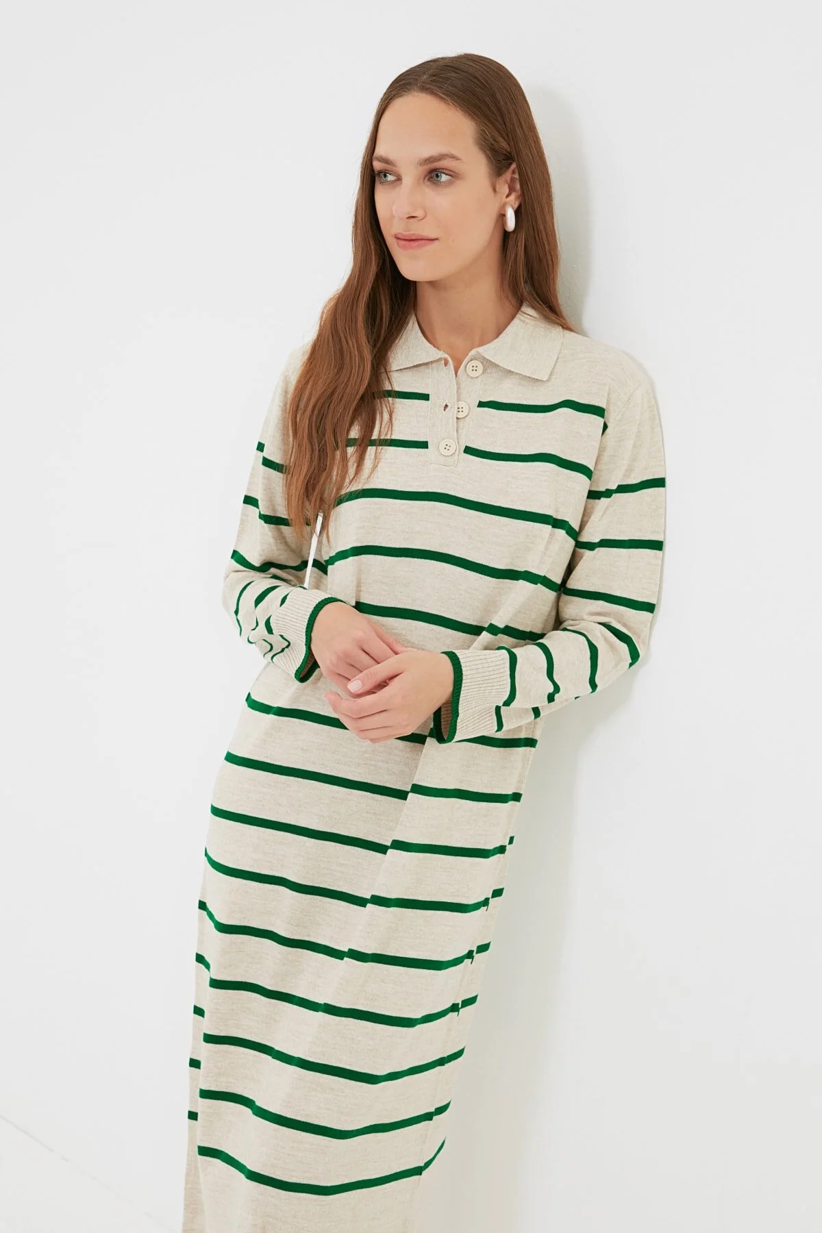 Trendyol Modest  Beiges gestreiftes Strickkleid mit Polokragen TCTAW22EB0212