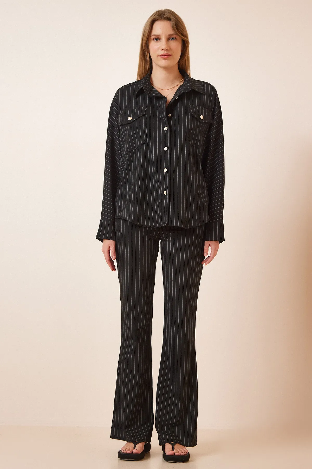 Happiness İstanbul  Schwarzes Strickset mit gestreiftem Hemd und Hose für Damen FN03022