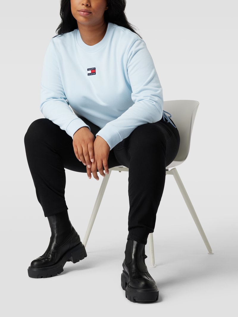 PLUS SIZE Sweatshirt mit Label-Patch Modell 'Badge' in hellblau