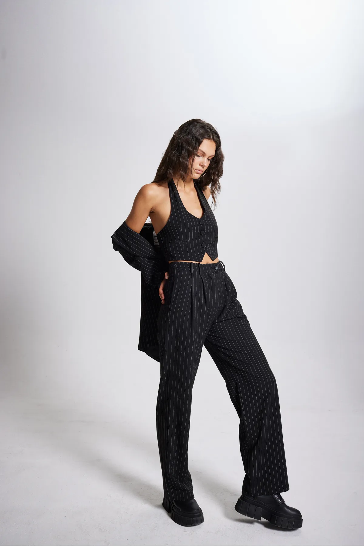 HOLLY LOLLY  Gestreifte Stoffhose mit hoher Taille in Schwarz