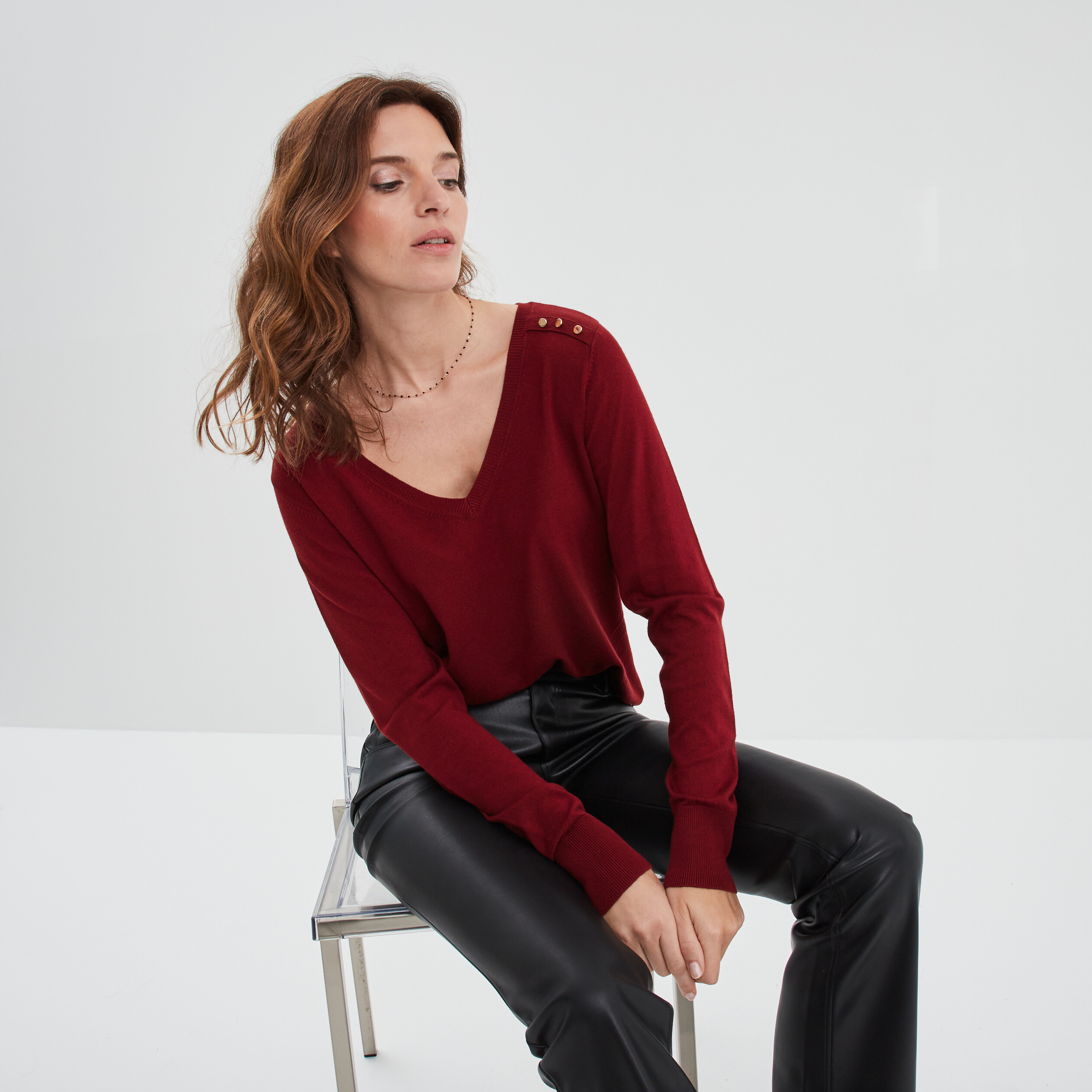 Pull col en V détails ajourés bordeaux femme | La Halle