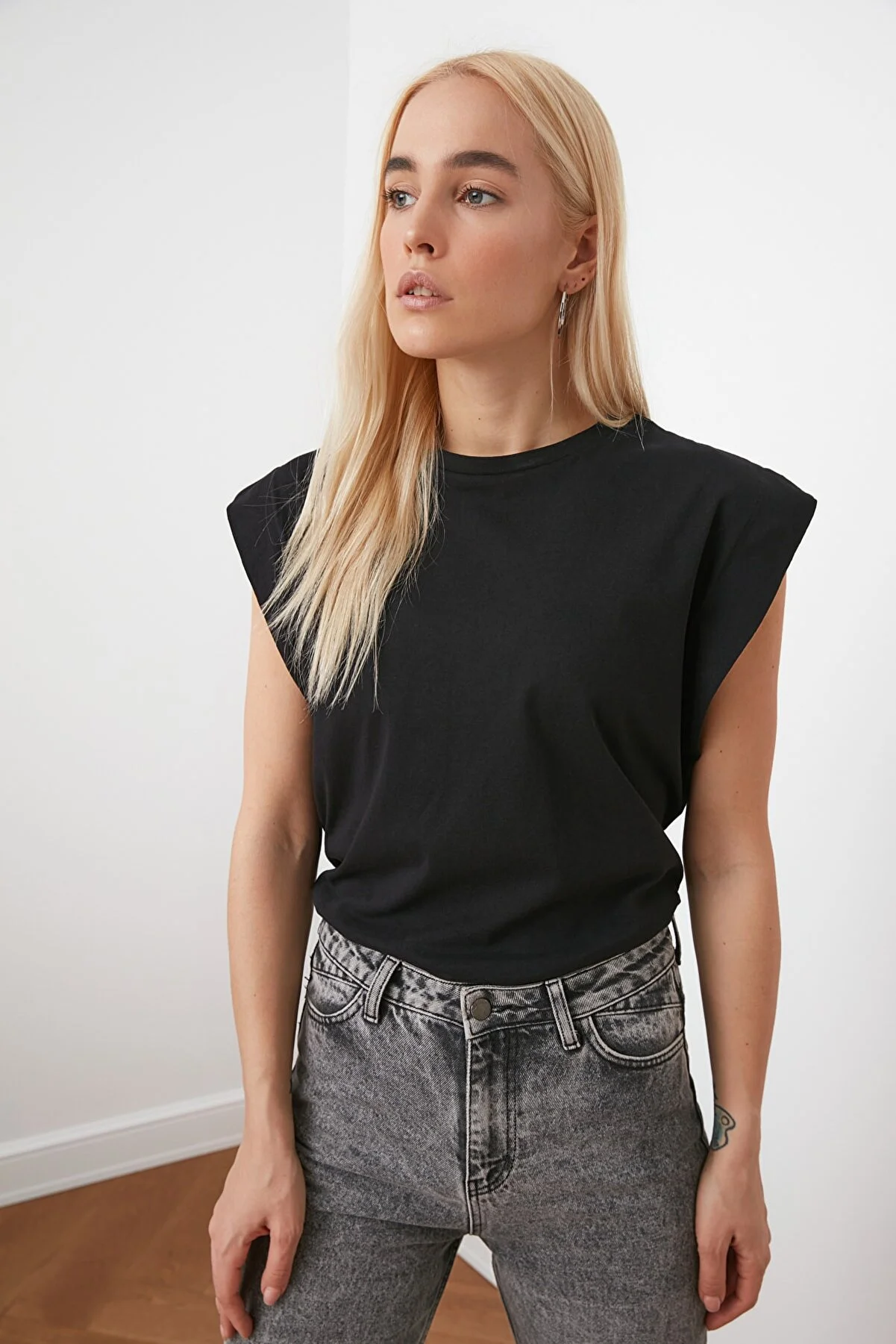 Trendyol Collection  Schwarzes Basic-Strick-T-Shirt mit Rundhalsausschnitt aus 100 % Baumwollwatte TWOSS20TS0021