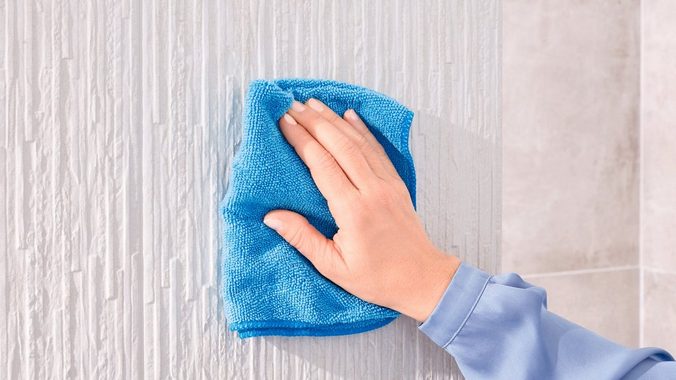 tesa Duschablage DELUXXE Duschkorb ohne Bohren - 5,2 cm : 26,75 cm : 11,6 cm, Packung 1-tlg., selbstklebendes Hängeregal für die Dusche - chrom - silber glänzend