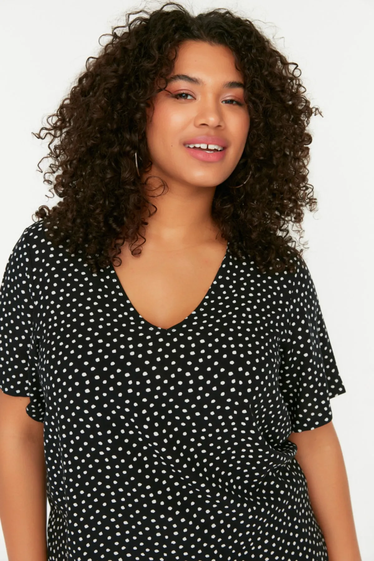 Trendyol Curve  Schwarze gewebte Bluse mit Tupfenmuster TBBSS22AF0033