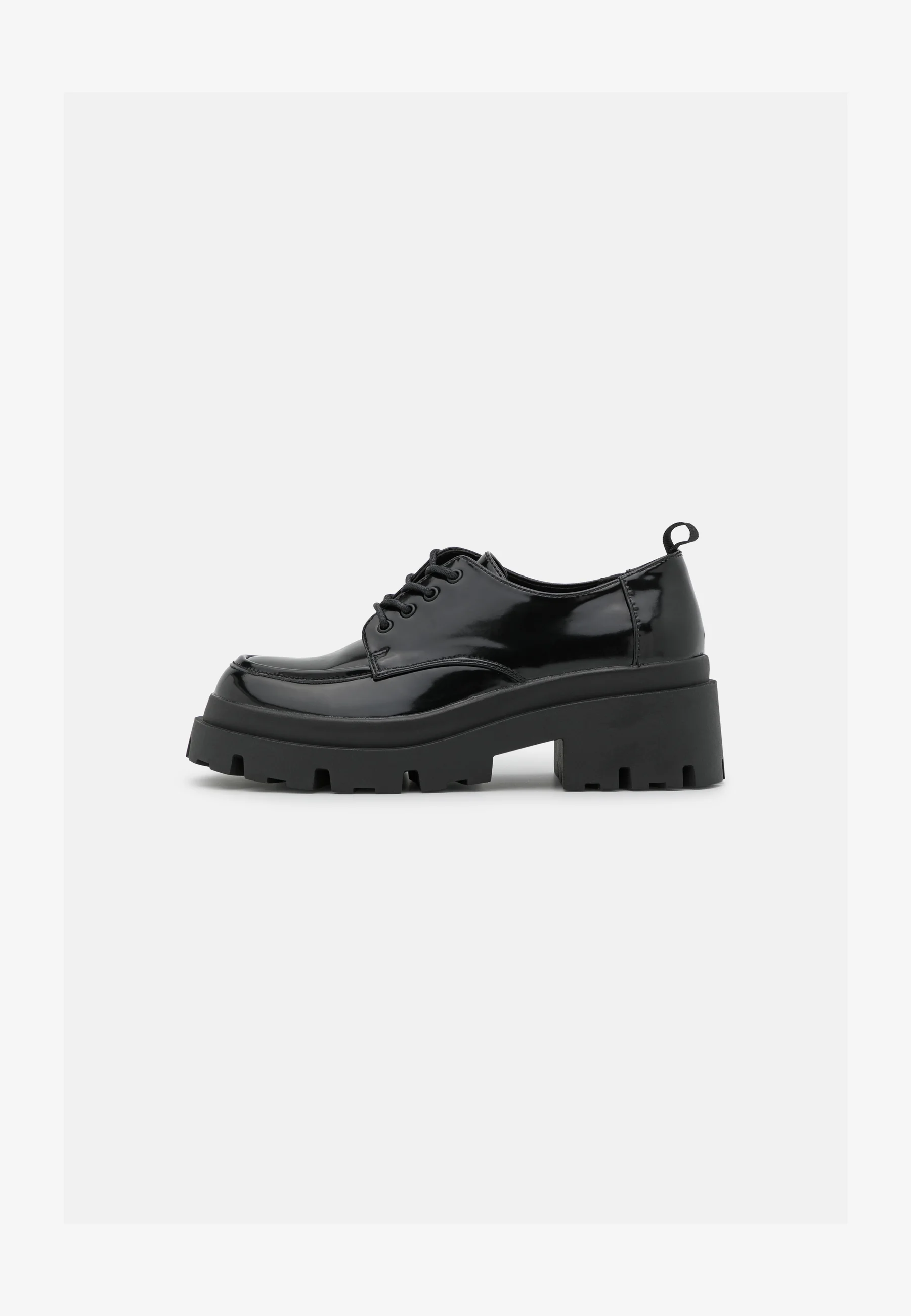 Zapatos con cordones pares e impares