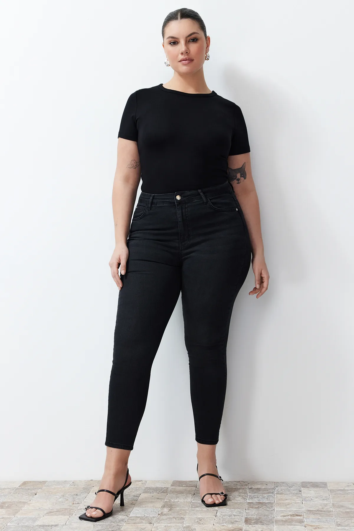 Trendyol Curve  Schwarze, superdehnbare Skinny-Jeans mit hoher Taille und Ausdünnungseffekt TBBSS24CJ00029