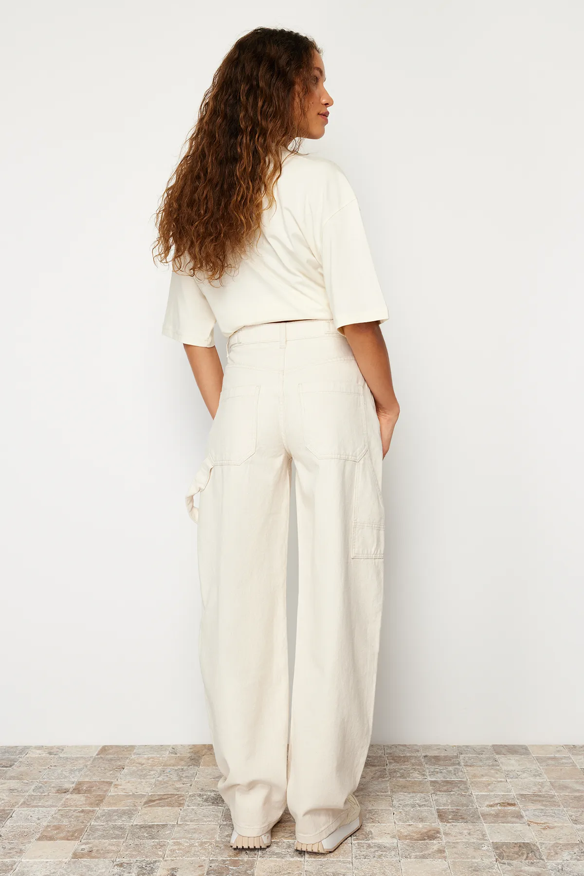 Trendyol Collection  Ecru, locker geschnittene Skater-Jeans mit hoher Taille TWOAW24JE00308