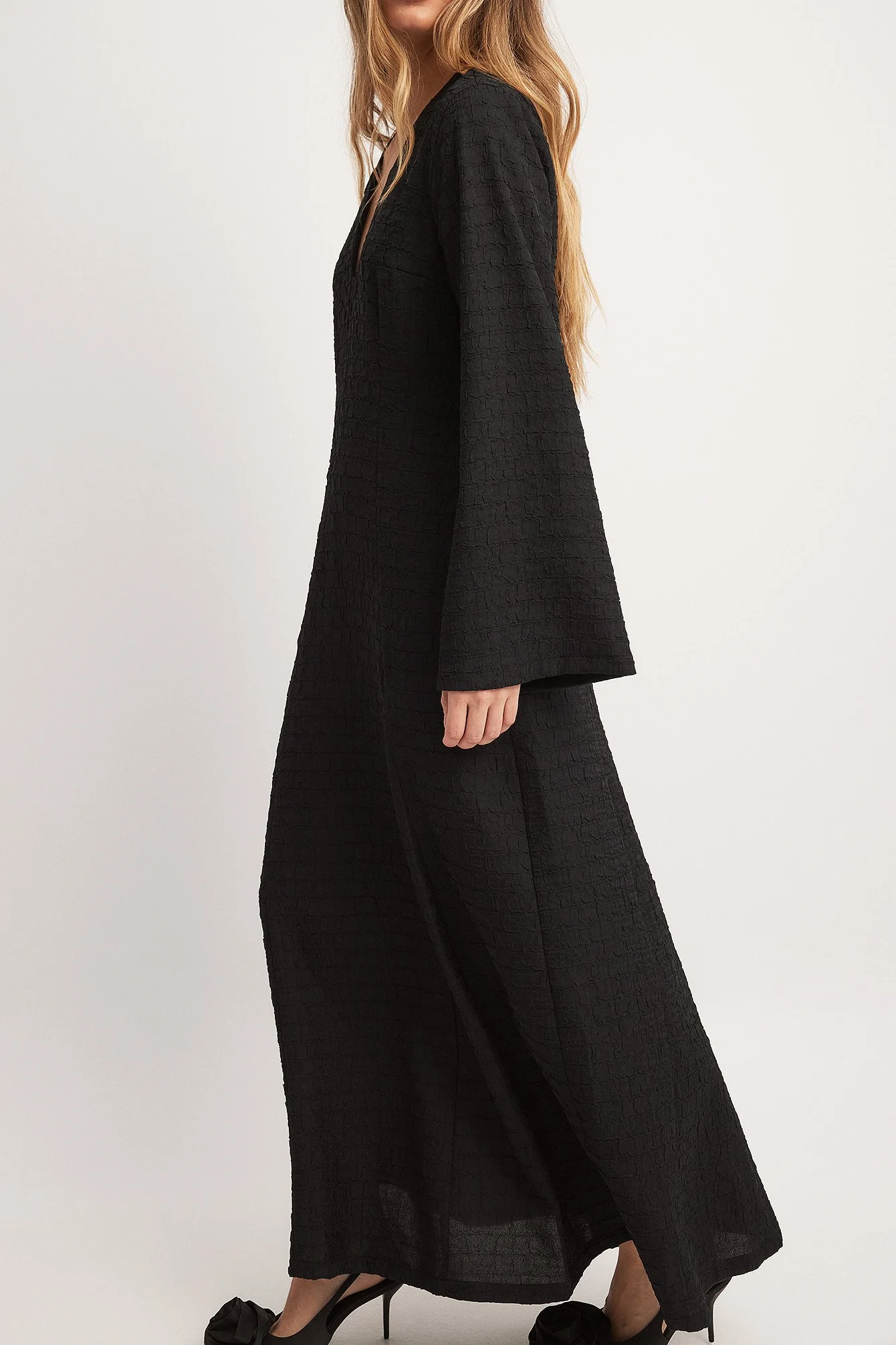 Strukturiertes langärmeliges Maxikleid mit tiefem Ausschnitt