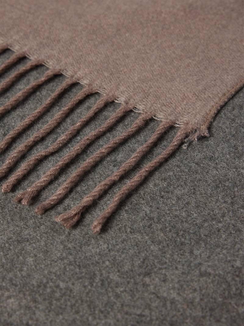 Schal mit Ausfransungen in taupe