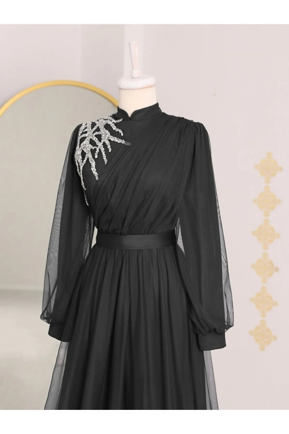 Modamorfo  Drapiertes Tüll-Abendkleid mit Gürtel und Steindetail auf der Vorderseite