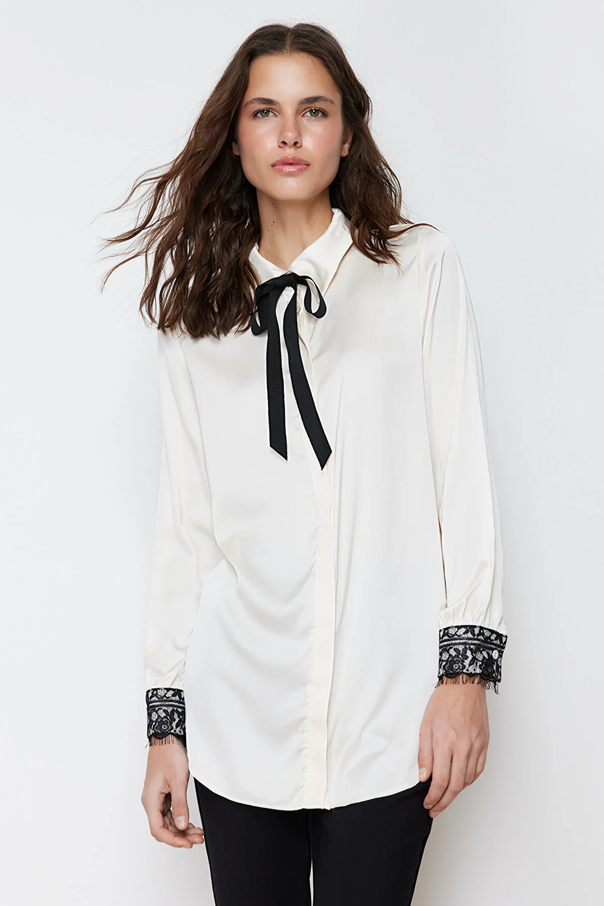 Trendyol Modest  Steinfarbenes, mit Spitzendetails verziertes Satin-Gewebehemd TCTSS24TG00024