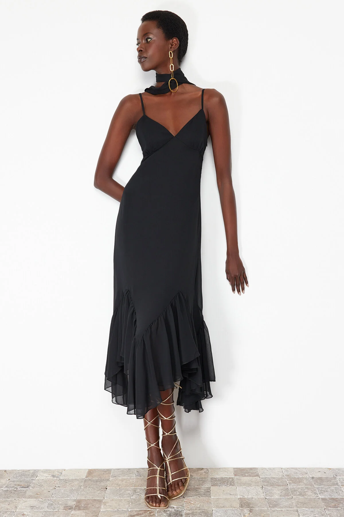 Trendyol Collection  Schwarzes Kleid mit Taillenöffnung/Skater-Rüschen TPRSS24EL00102