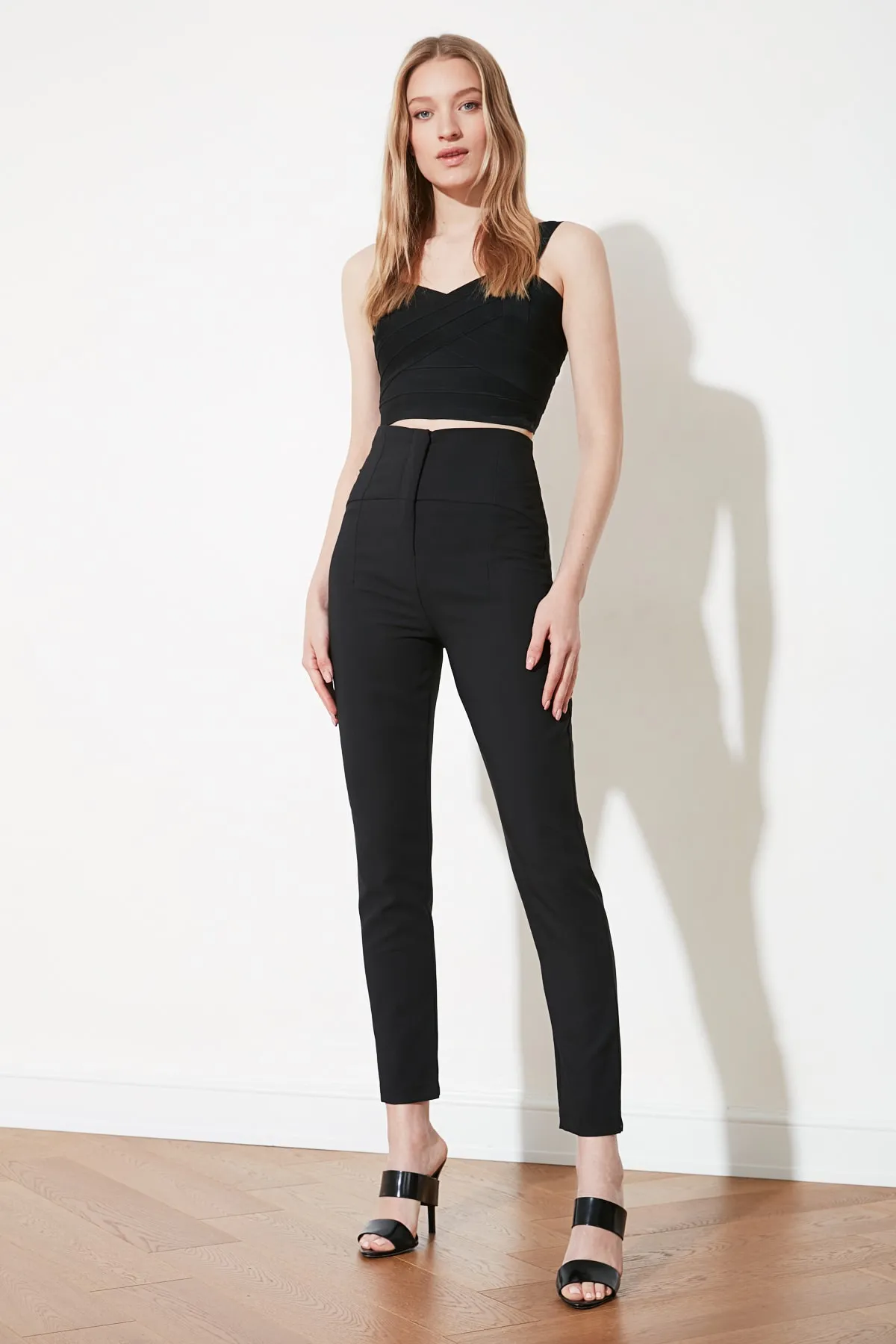 Trendyol Collection  Schwarze gewebte Zigarettenhose mit schmalem Bein und Ziernähten an der Taille TWOSS20PL0388