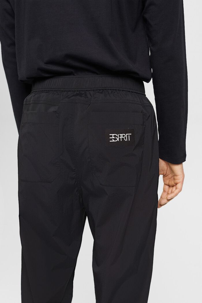 Track Pants mit hohem Bund und schmal zulaufendem Bein
