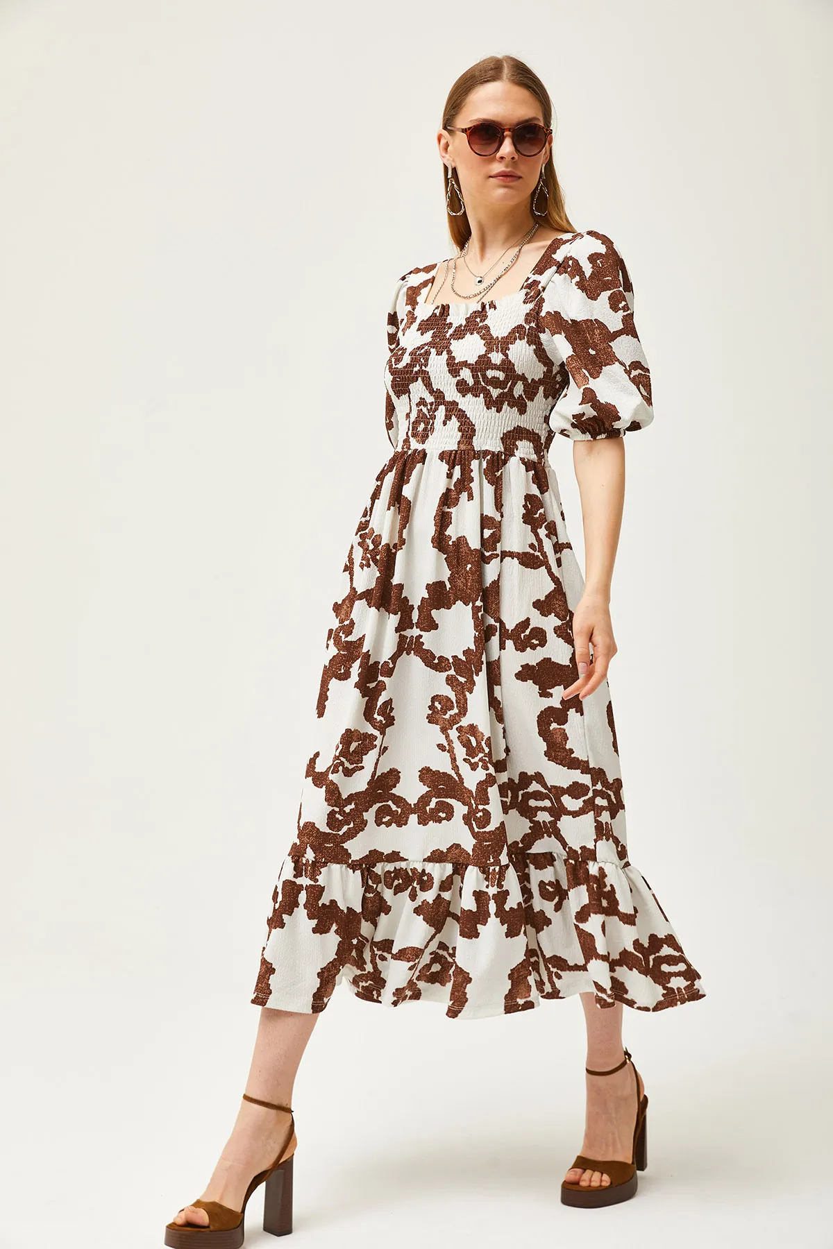 Olalook  Ecru-braunes, geripptes Midi-Strickkleid für Damen ELB-19002108