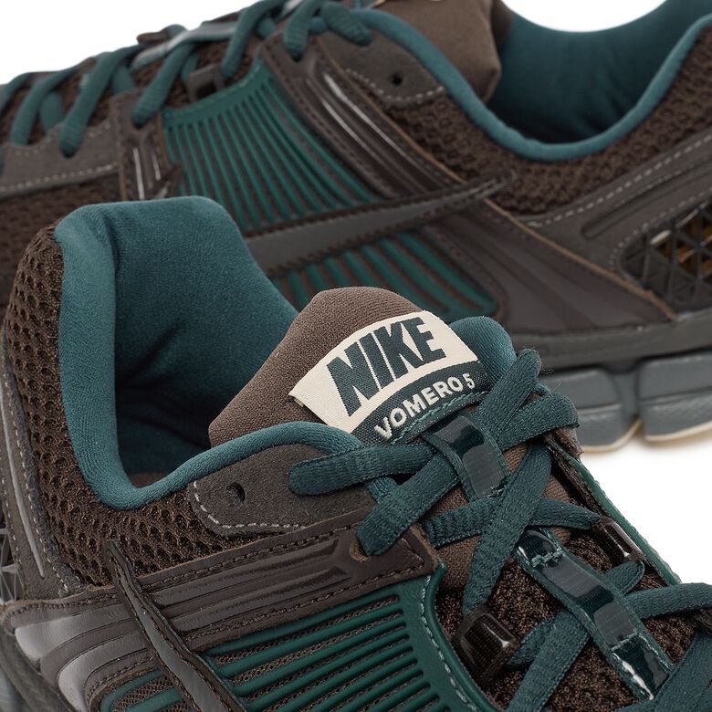 NIKE Wmns Zoom Vomero 5 