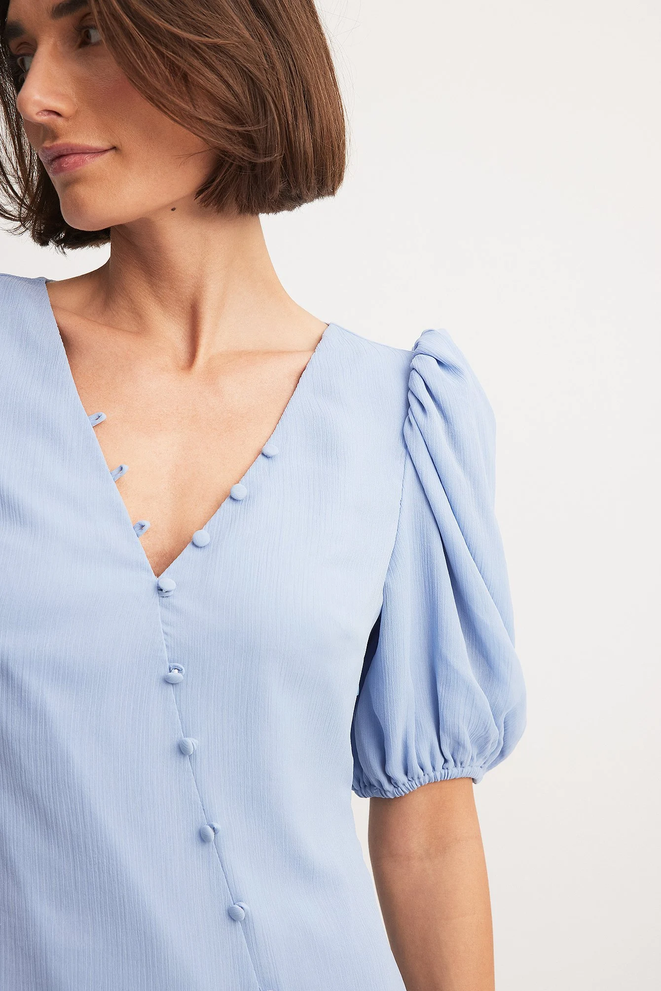 Asymmetrisches Midikleid mit Knöpfen