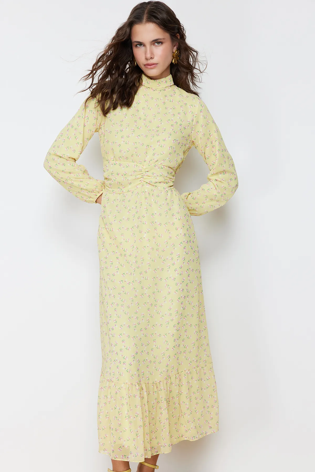 Trendyol Modest  Gelbes Blumenkleid mit hohem Kragen und detailliertem, gefüttertem Chiffon-Gewebe TCTSS22EB0032