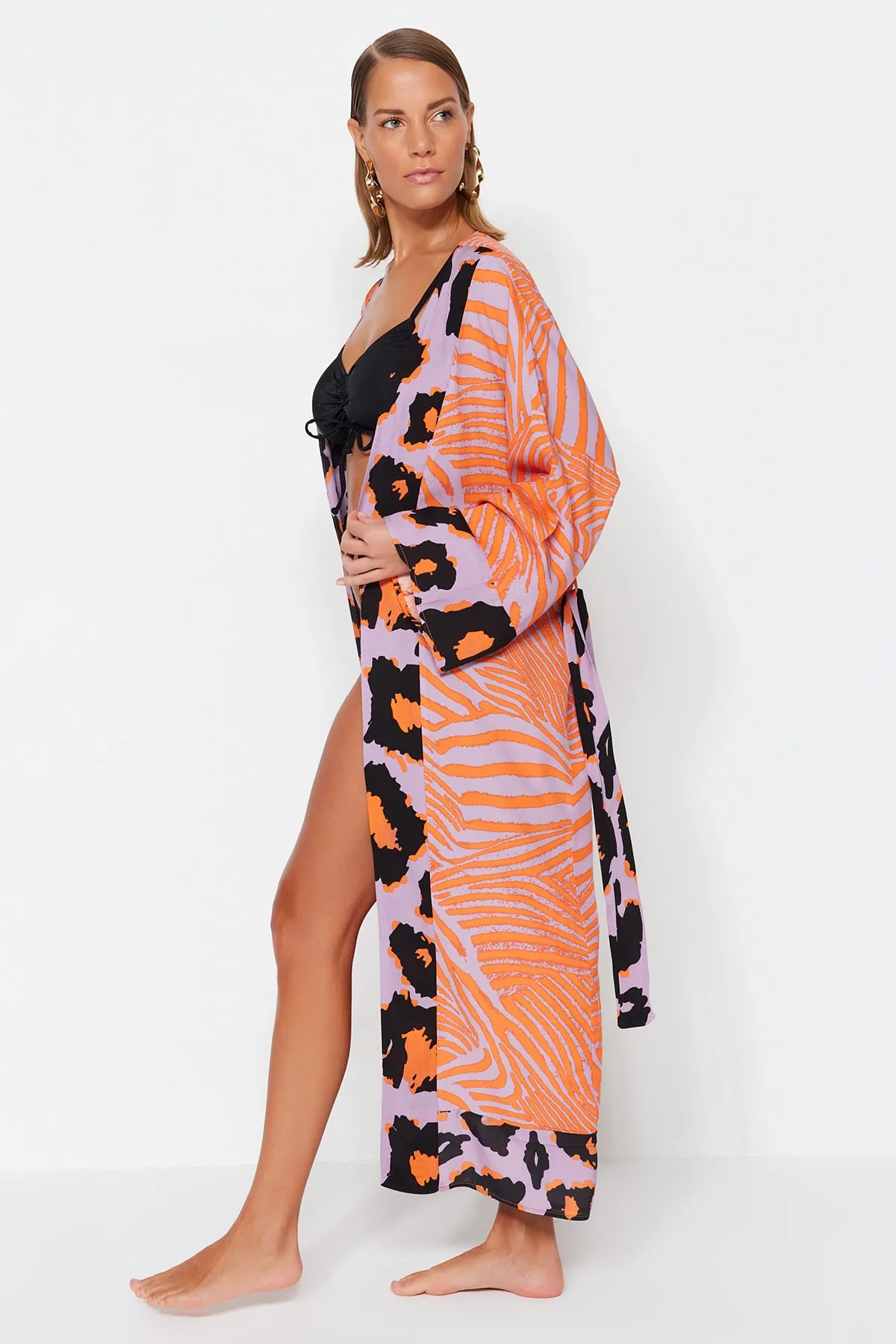Trendyol Collection  Gewebter Maxi-Kimono und Kaftan mit Tiermuster und Gürtel TBESS21KM0171