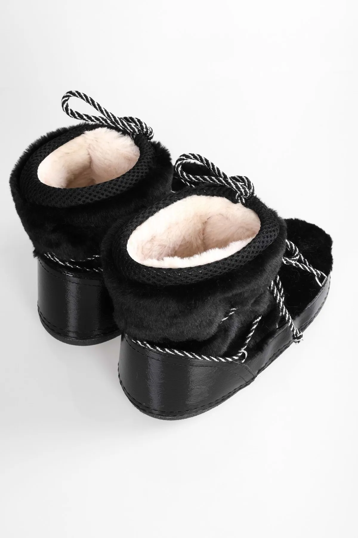 Shoeberry  Damen-Schneestiefel Snowie in Schwarz mit pelziger Innenseite und dicker Sohle