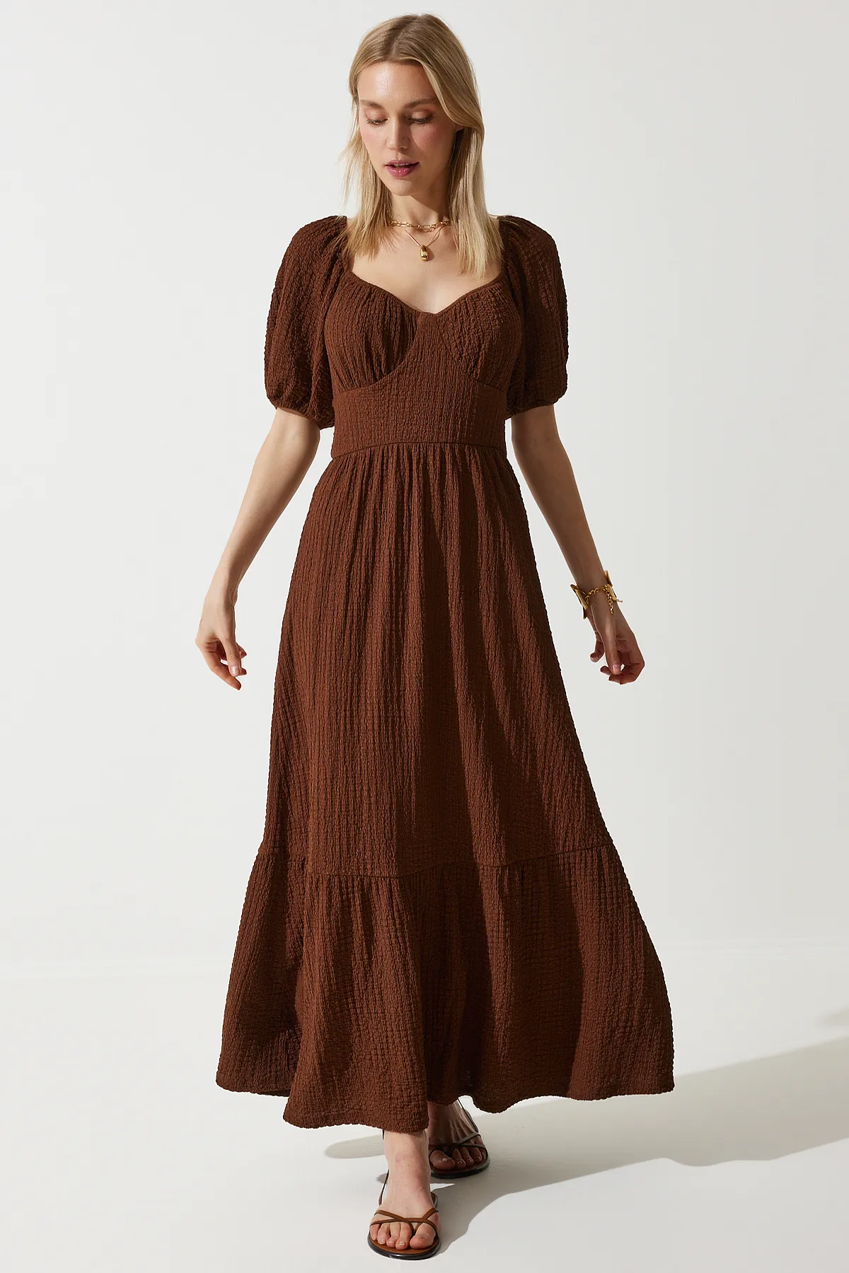 Happiness İstanbul  Braunes Damen-Strickkleid mit Herzkragen und Struktur, UB00050