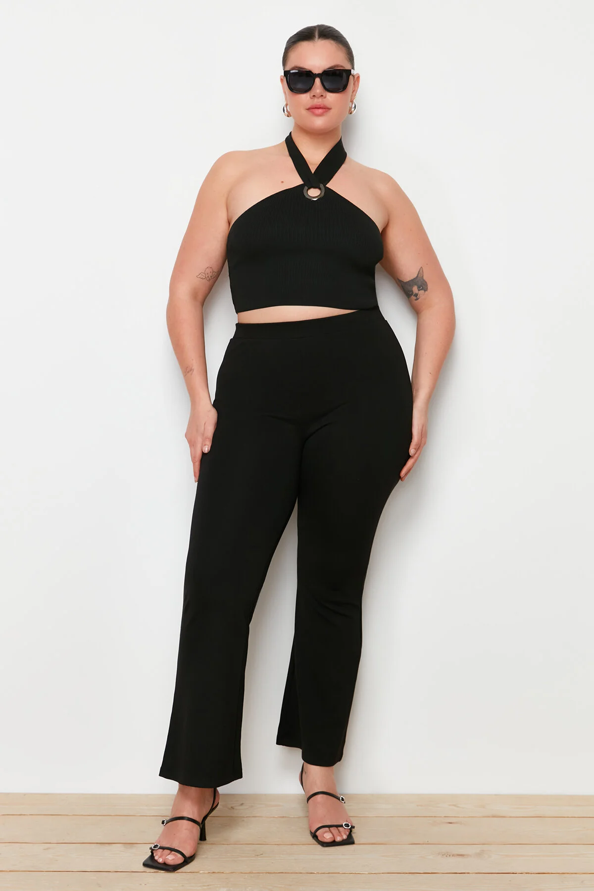 Trendyol Curve  Schwarze Strickhose mit spanischem Bein und hoher Taille TBBAW23AR00031