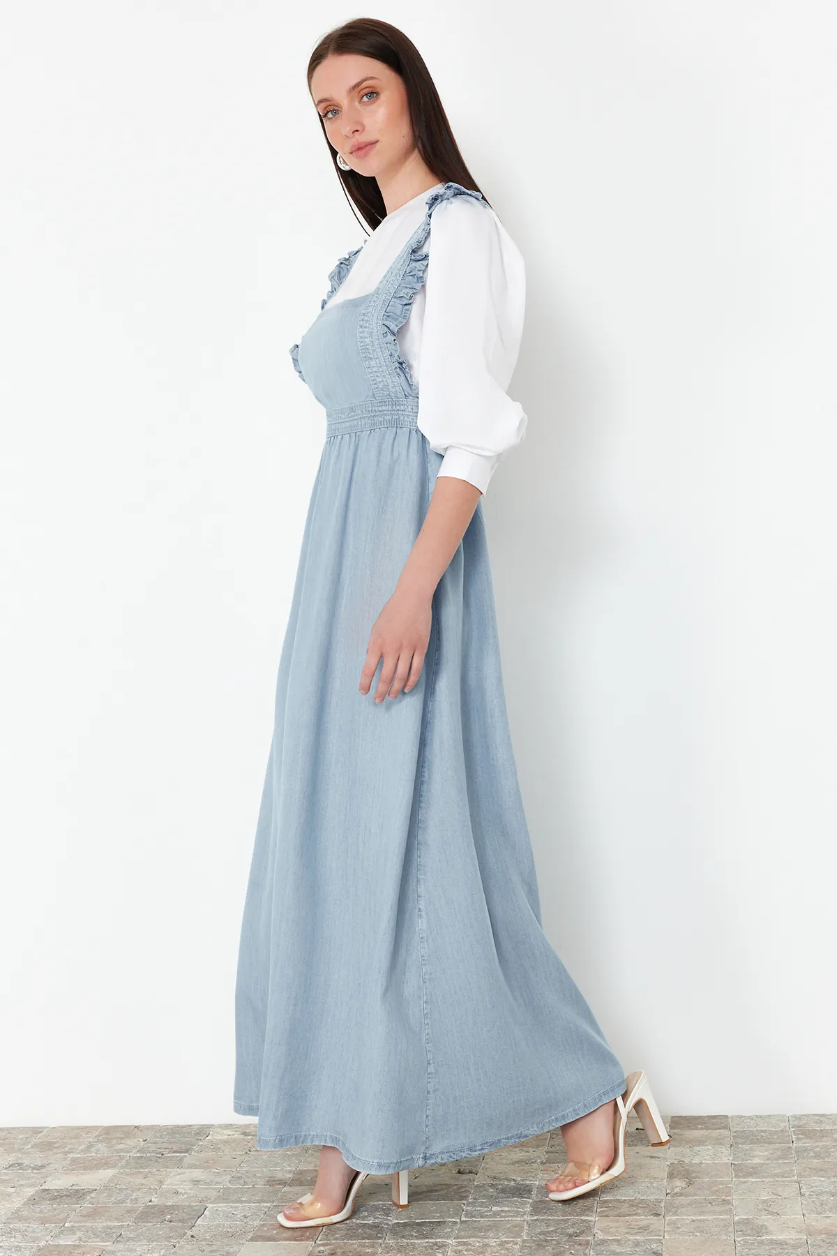 Trendyol Collection  Hellblaues Maxi-Jeanskleid mit Trägern und Rüschendetail TWOSS24EL00833