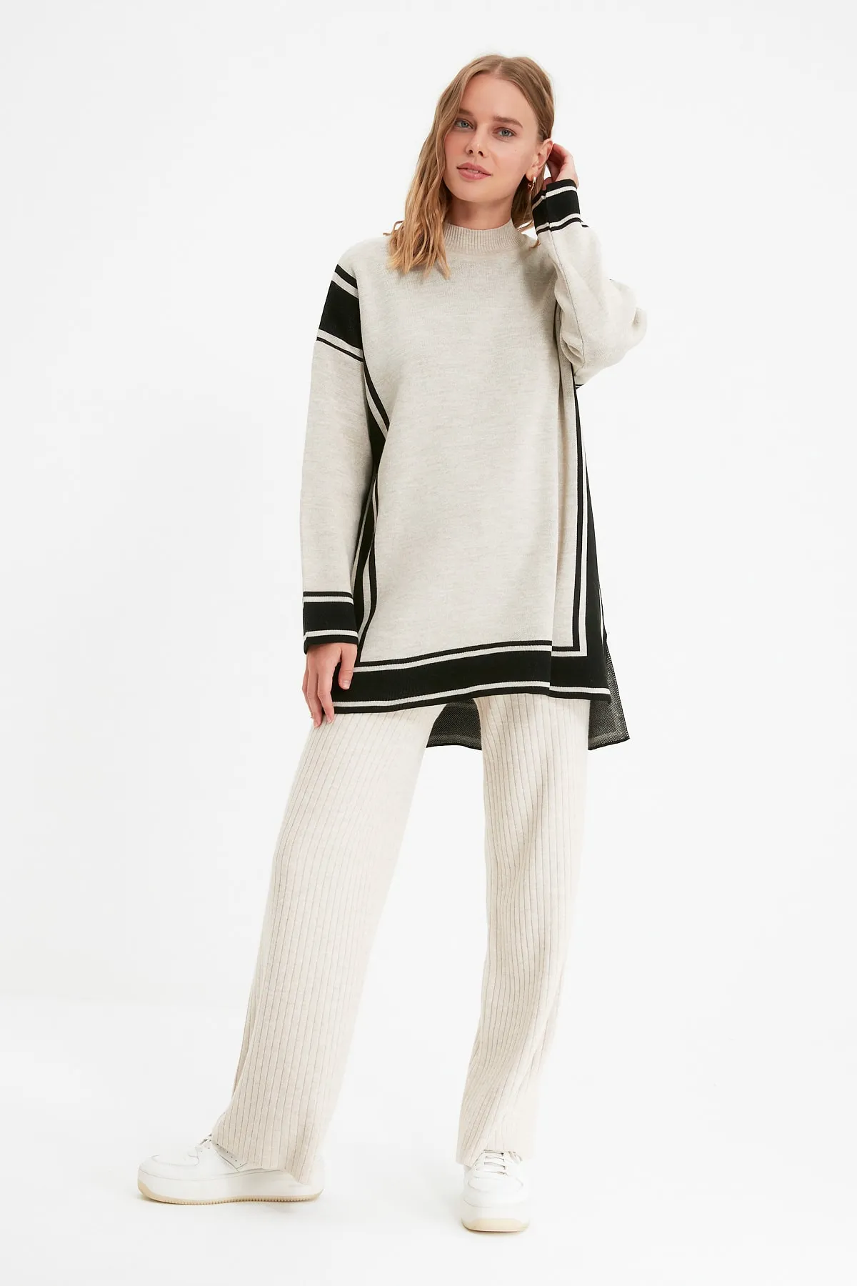Trendyol Modest  Stein gestreifter Strickpullover mit hohem Kragen TCTAW22AK0163