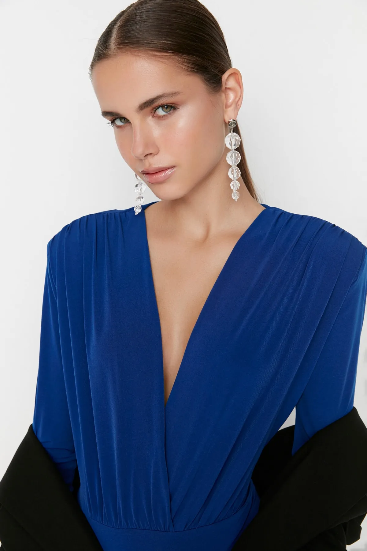 Trendyol Collection  Saks Zweireihiger Strick-Bodysuit mit V-Ausschnitt TPRAW22BD0161