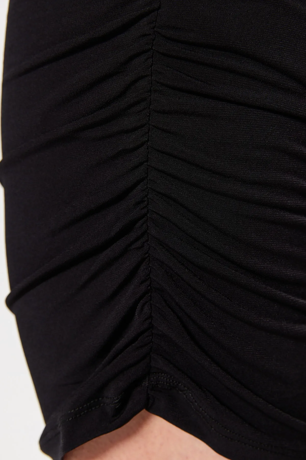 Trendyol Collection  Schwarzes, tailliertes, einschultriges Mini-Bleistiftkleid aus flexiblem Strick mit Raffung TWOSS23EL00402