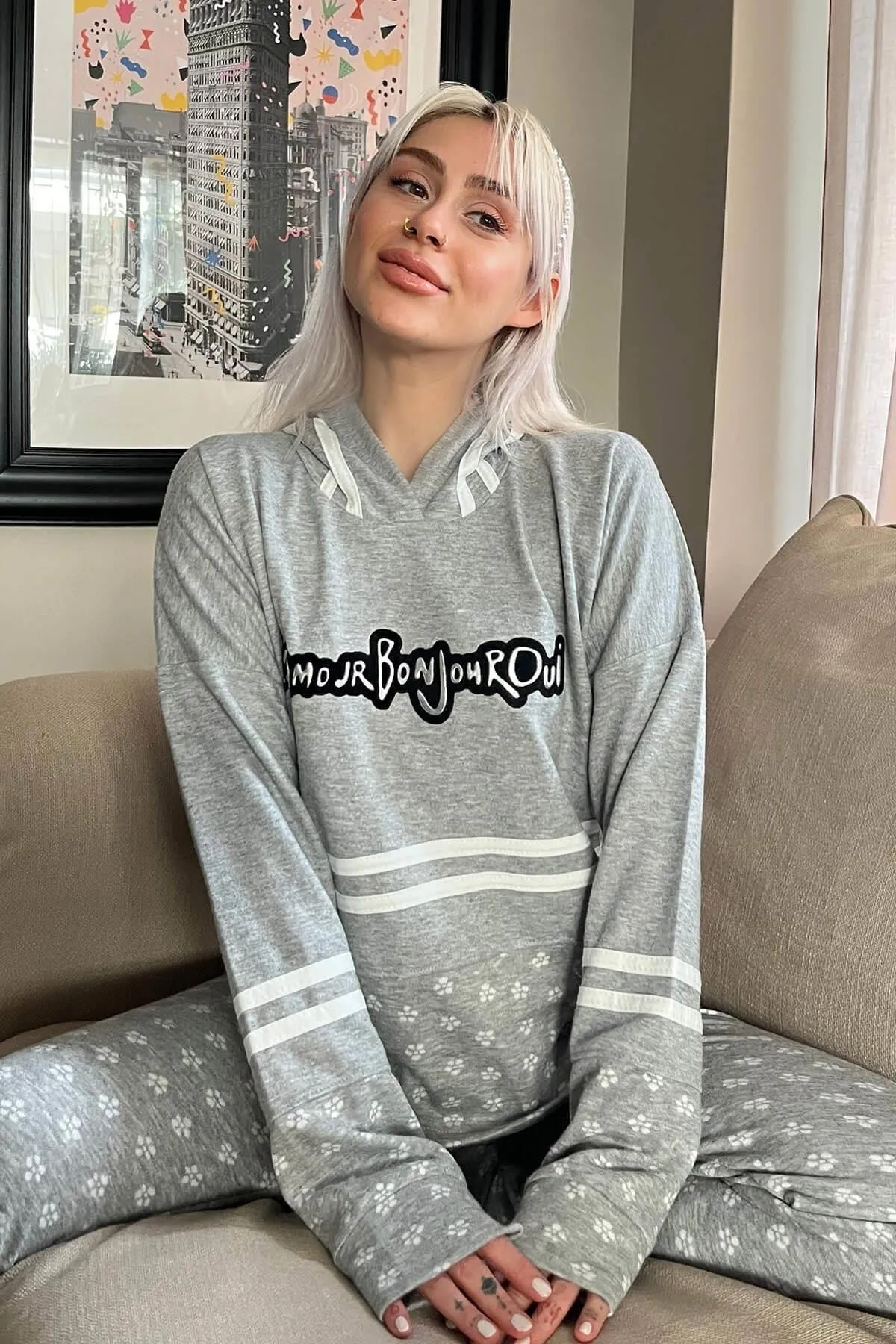 Pijamaevi  Graues, weiches Strick-Pyjama-Set mit Bonjour-Street-Muster