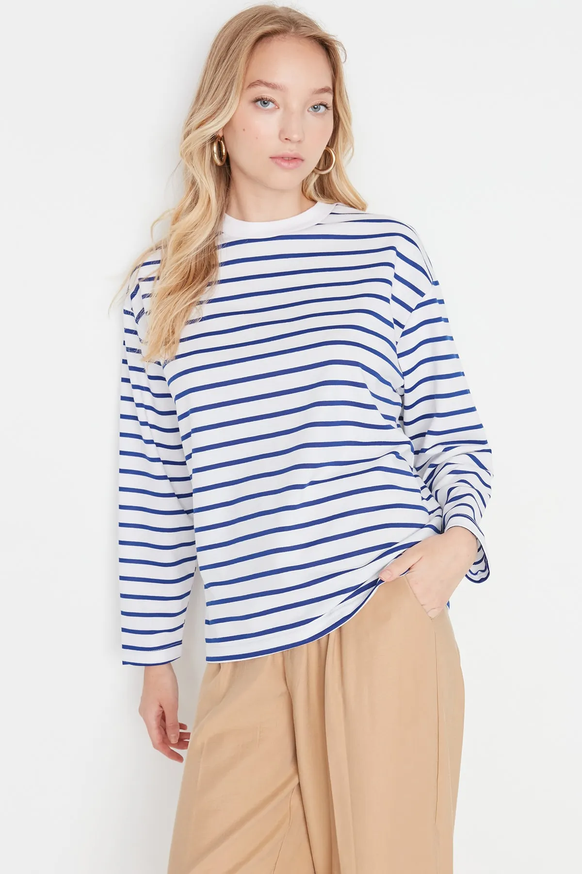 Trendyol Collection  Weiß gestreiftes Oversize/Weit geschnittenes Rundhals-Sweatshirt aus dünnem Strick TWOAW23SW00326