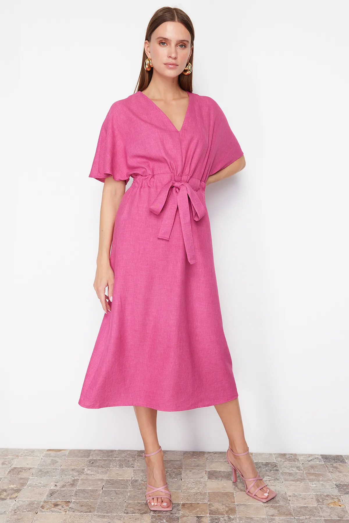 Trendyol Collection  Fuchsiafarbenes A-Linien-Midikleid aus Webstoff mit V-Ausschnitt und Bindedetail TWOSS23EL01543