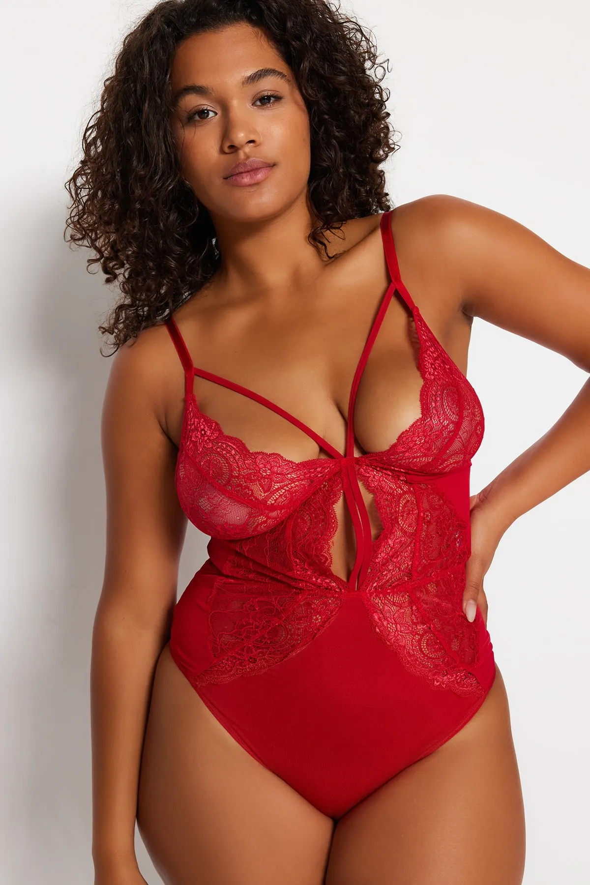 Trendyol Curve  Roter Spitzen-Body mit Details TBBSS23CS00000