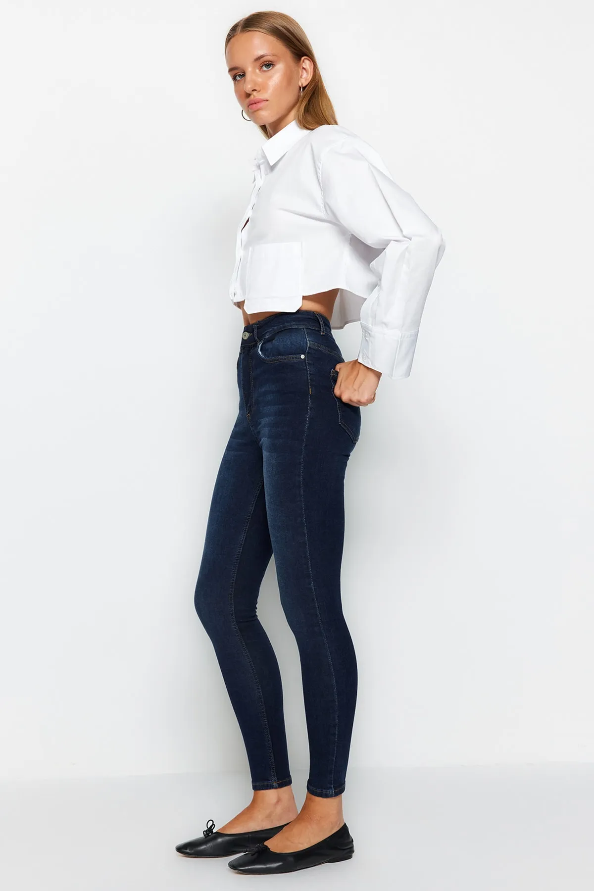 Trendyol Collection  Dunkelblaue Skinny Jeans mit normaler Taille TWOAW24JE00172