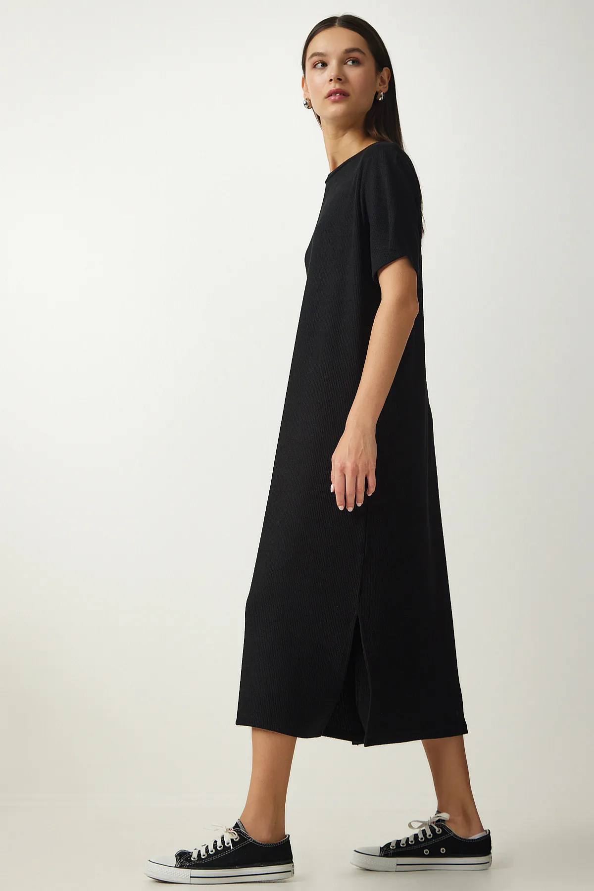 Happiness İstanbul  Schwarzes geripptes Strickkleid für Damen mit Rundhalsausschnitt DZ00111