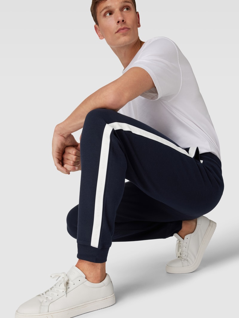 Sweatpants mit Kontraststreifen Modell 'ESTABLISHED' in marineblau