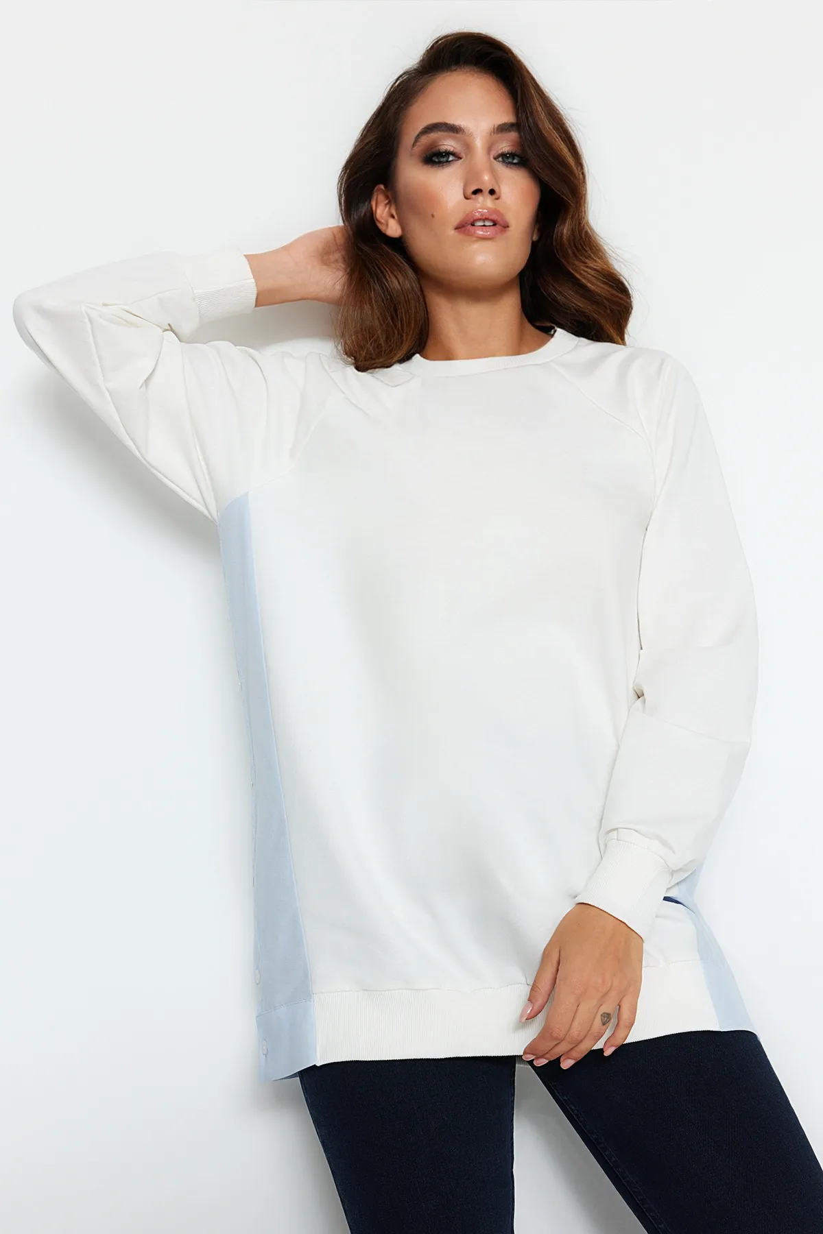 Trendyol Modest  Ecrufarbene, gewebte, gestrickte Tunika TCTSS23UK00092