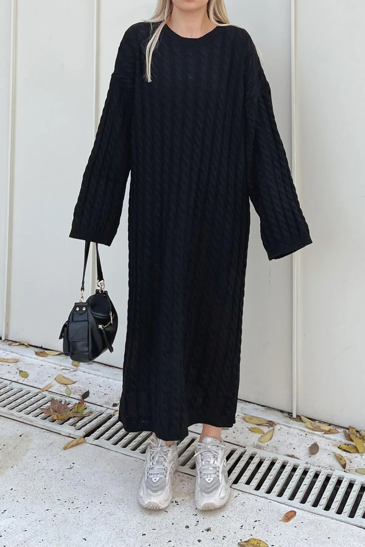 Swist  Schwarzes geflochtenes Strick-Midikleid mit Rundhalsausschnitt für Damen