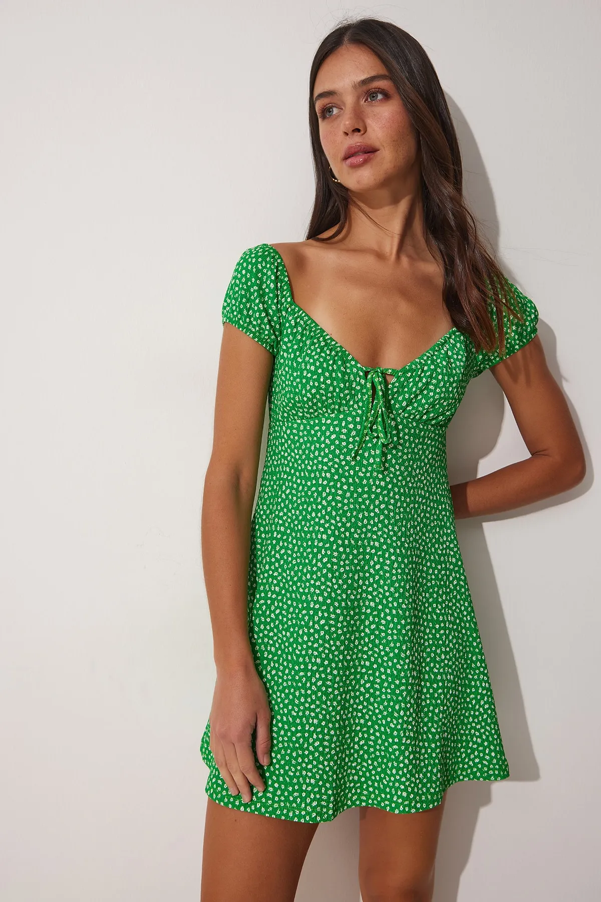 Happiness İstanbul  Grünes Mini-Strickkleid mit Blumenmuster und Rüschenkragen für Damen UB00078