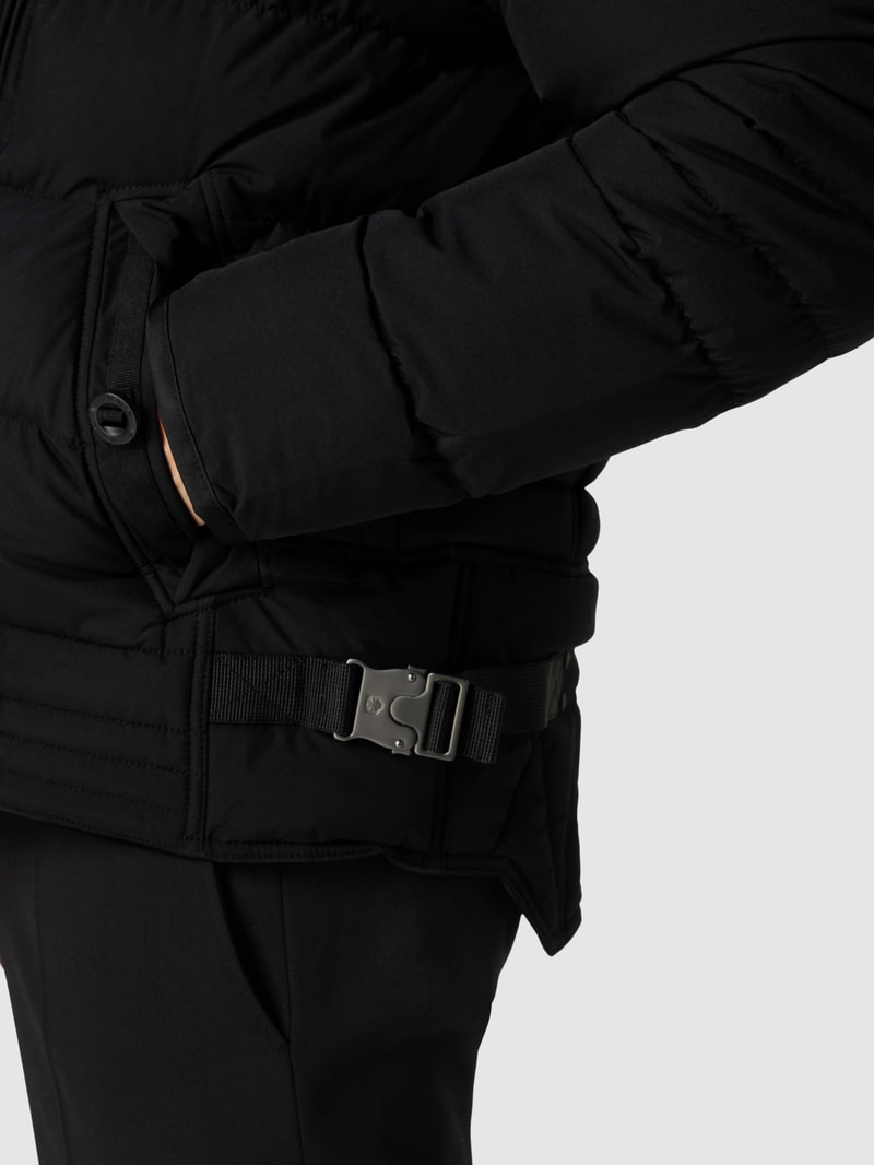 Steppjacke mit Label-Patch in schwarz