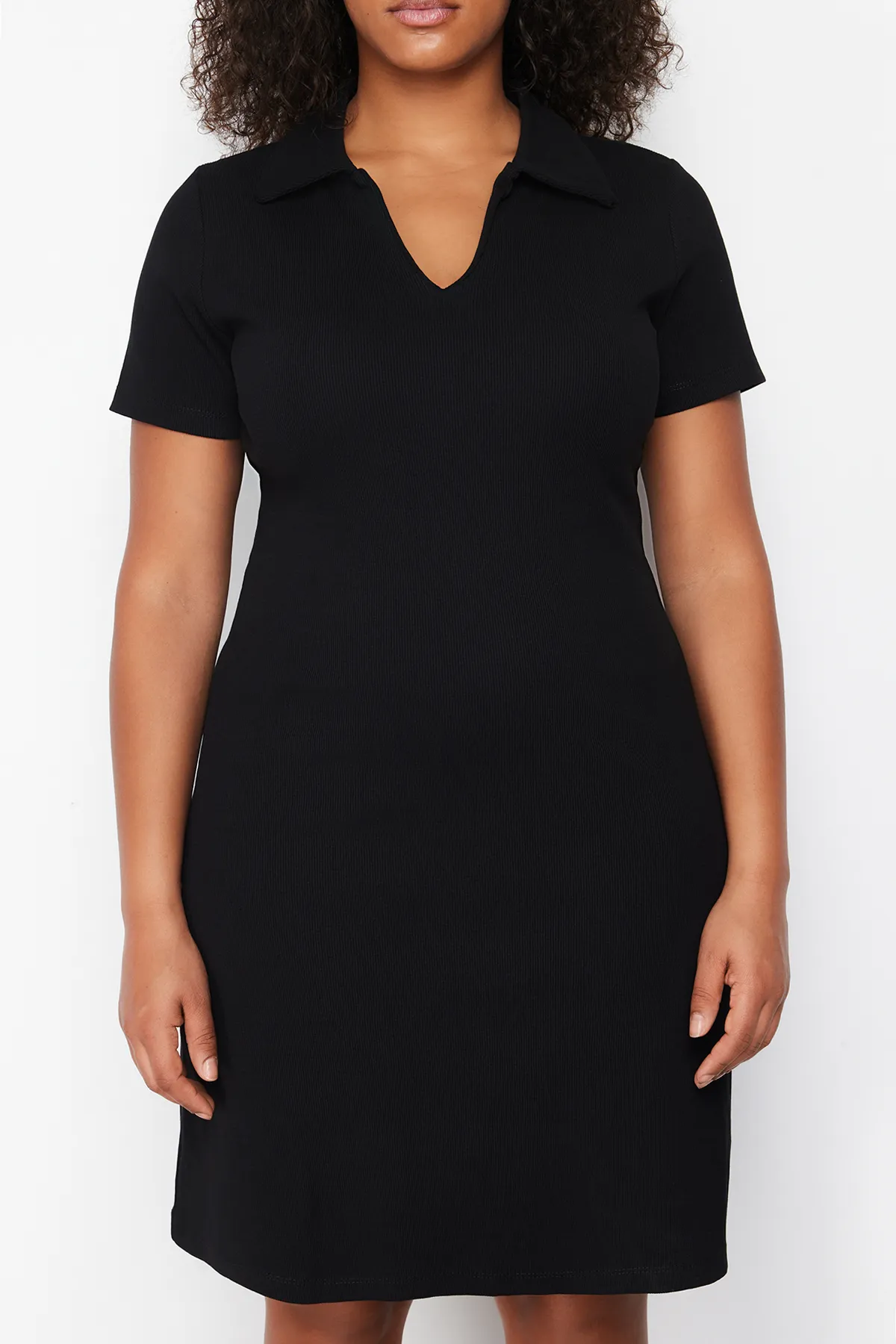 Trendyol Curve  Schwarzes Midi-Strickkleid mit Rollkragen TBBBS24AH00078