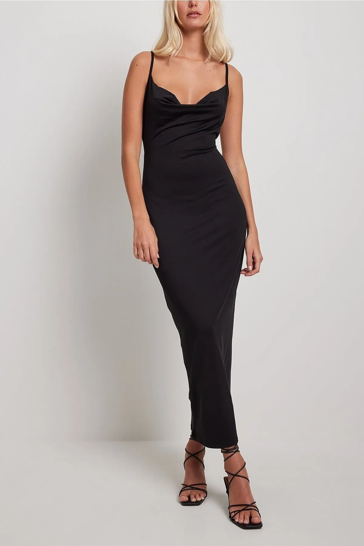 NA-KD  Maxikleid mit Wasserfallausschnitt.