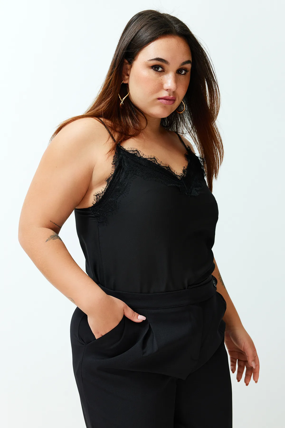 Trendyol Curve  Schwarze, gewebte Trägerbluse aus Spitze in Übergröße TBBSS24AF00070
