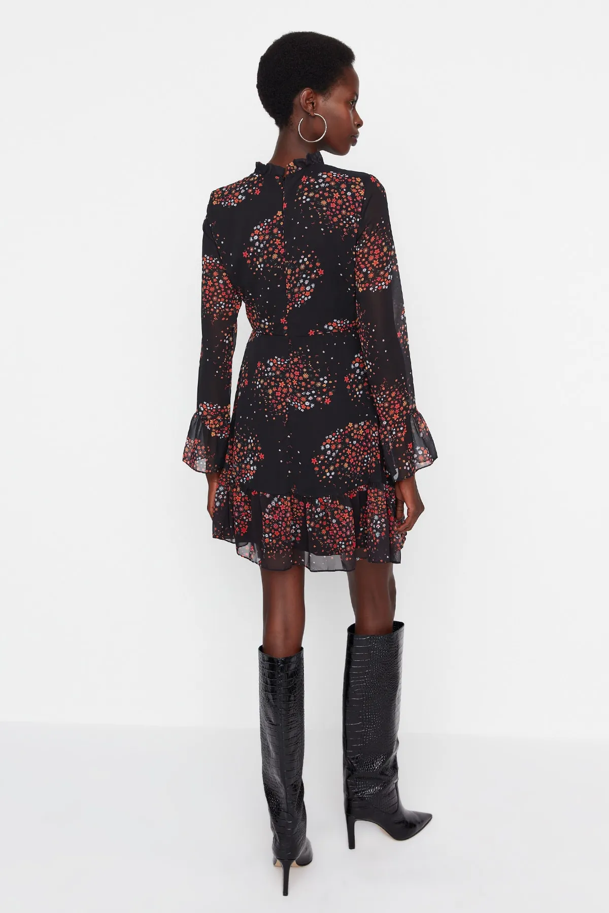 Trendyol Collection  Braunes Webkleid mit hohem Kragen TCLAW19LJ0076